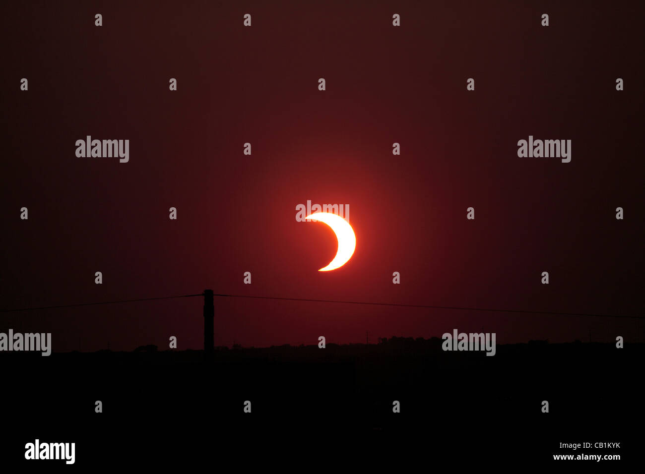 Die 2012 ringförmige Sonnenfinsternis am 20. Mai 2012 von Lincoln, Nebraska USA gesehen. Nebraska war zu weit nördlich zur Allheit ersichtlich sein, aber seine volle Abdeckung ist nur wenige Minuten vor Sonnenuntergang aufgetreten. Stockfoto
