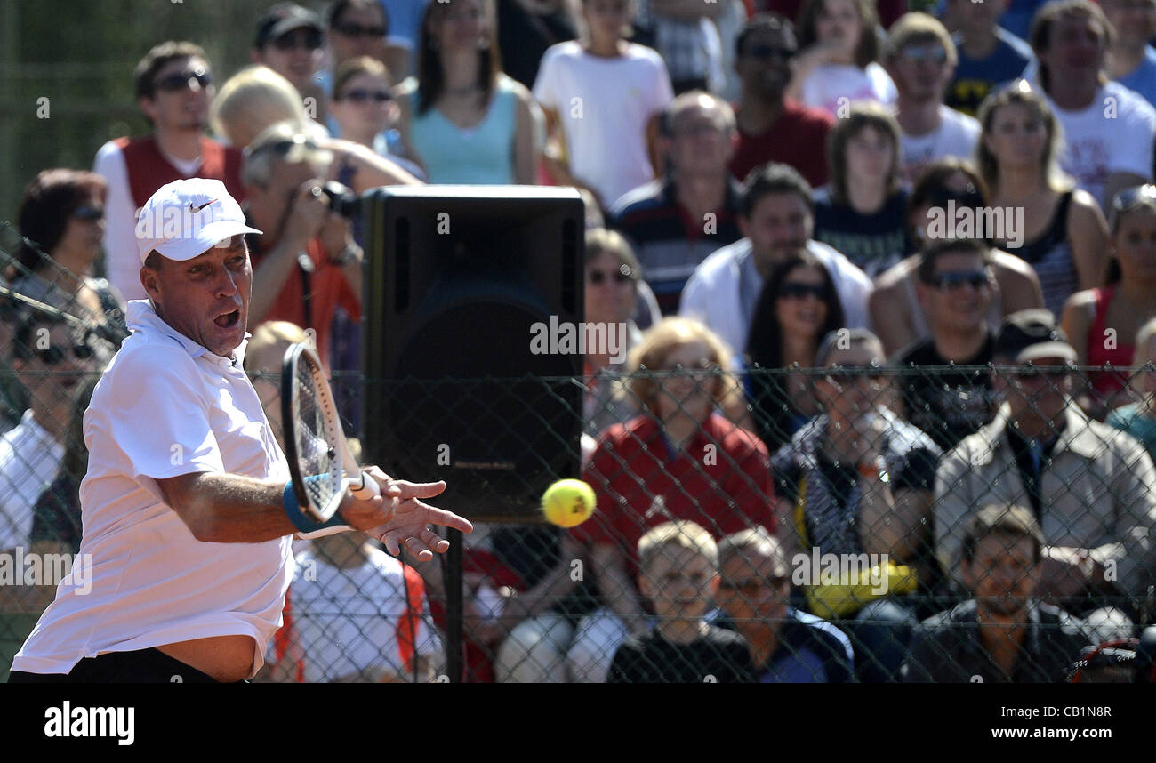 Ehemalige US und tschechoslowakischen Tennisspieler Ivan Lendl ist während der Tennis-Schaukampf gegen Jiri Novak, ITF Sparta Prag Open 2012, Tschechische Republik auf Samstag, 19. Mai 2012 zu sehen. Lendl gewann das Spiel 8:5. (CTK Foto/Katerina Sulova) Stockfoto