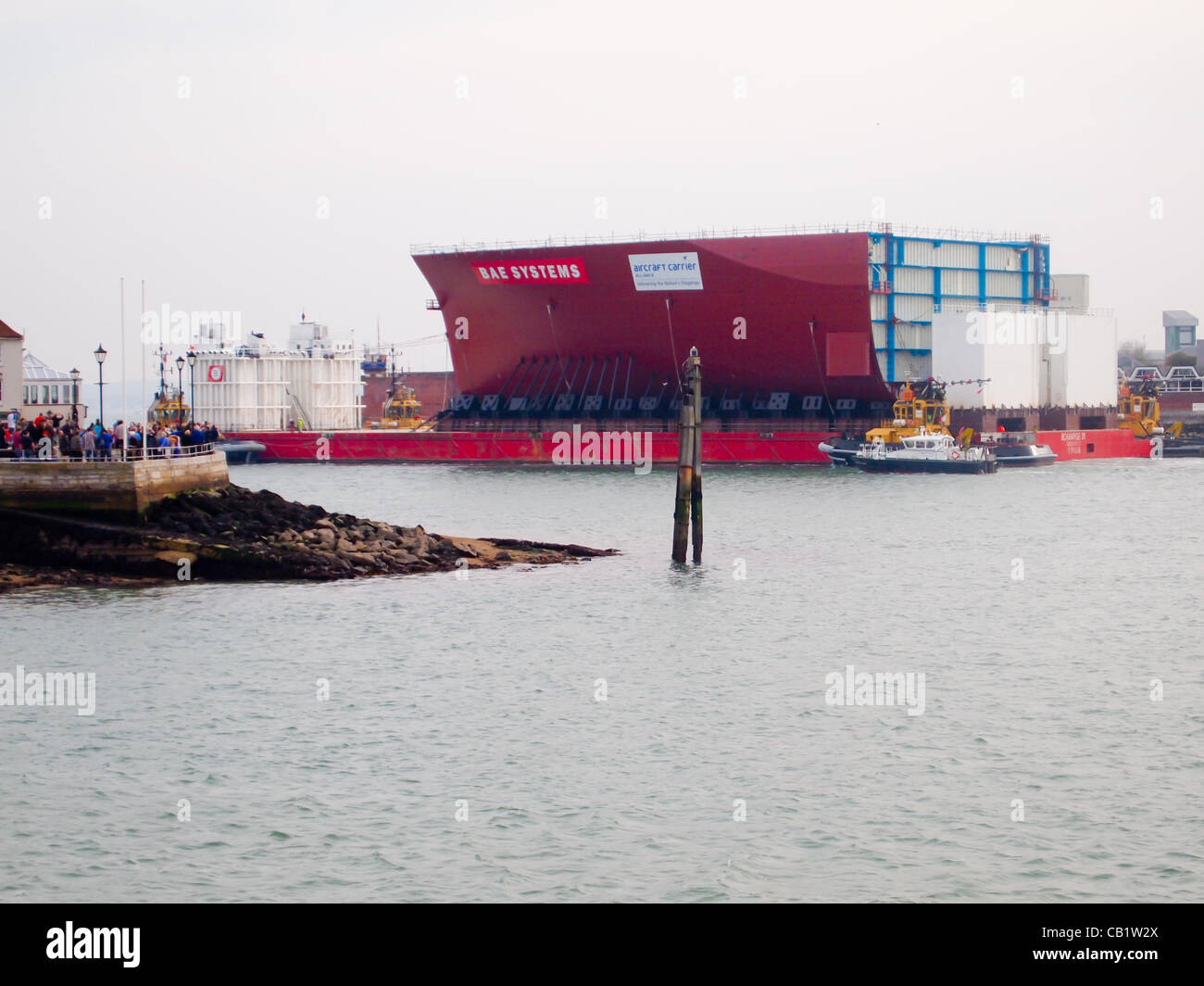 6000 Tonnen vorderen Bereich der HMS Queen Elizabeth wird aus Portsmouth Harbour, UK geschleppt. Stockfoto