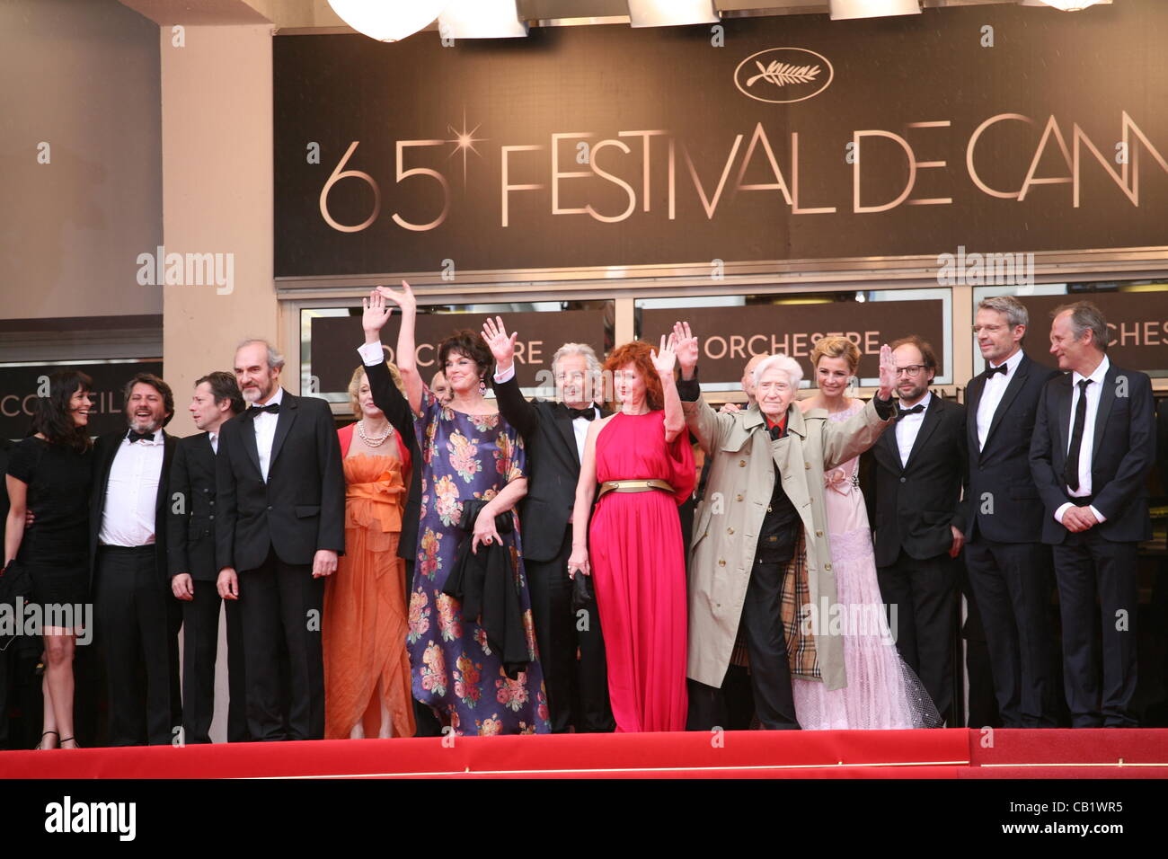 Die Darsteller und Regisseur bei der Vous N'Avez Encore Rien Vu-Gala-Vorführung bei der 65. Cannes Film Festival Frankreich anreisen. Montag, 21. Mai 2012 in Cannes Film Festival, Frankreich. Stockfoto