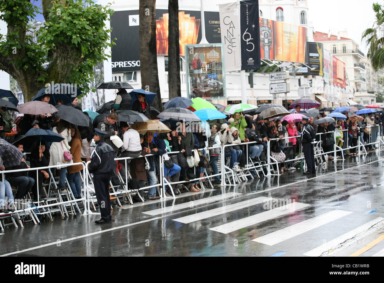 Massen warten, bis die Ankünfte für die Vorführung beim 65. Cannes Film Festival Frankreich Vous N'Avez Encore Rien Vu-Gala zu sehen. Montag, 21. Mai 2012 in Cannes Film Festival, Frankreich. Stockfoto