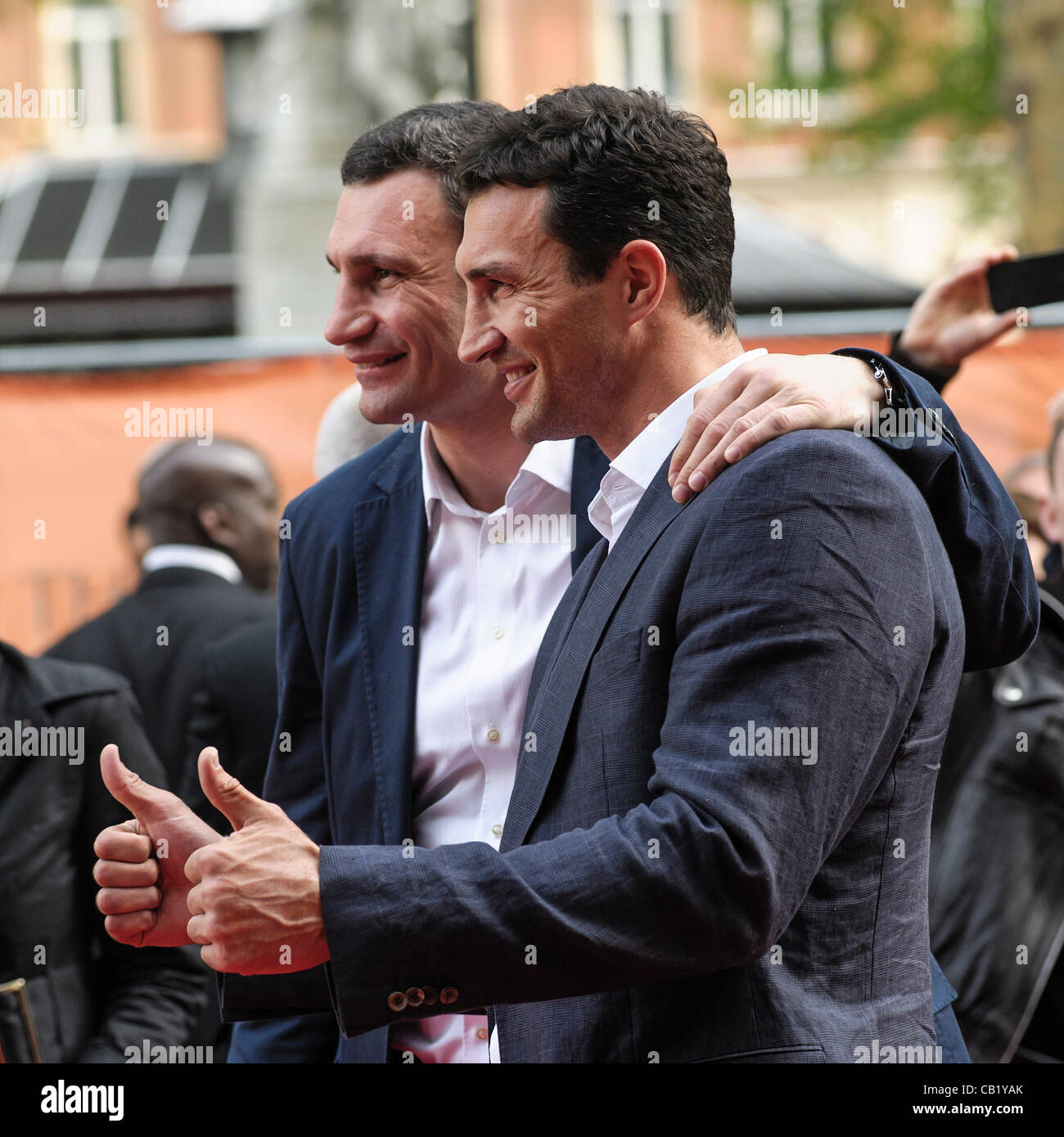 London, UK. KLITSCHKO-UK-Premiere im Empire Leicester Square am 21. Mai 2012. Personen im Bild: Wladimir Klitschko und Vitali Klitschko. Bild von Julie Edwards Stockfoto