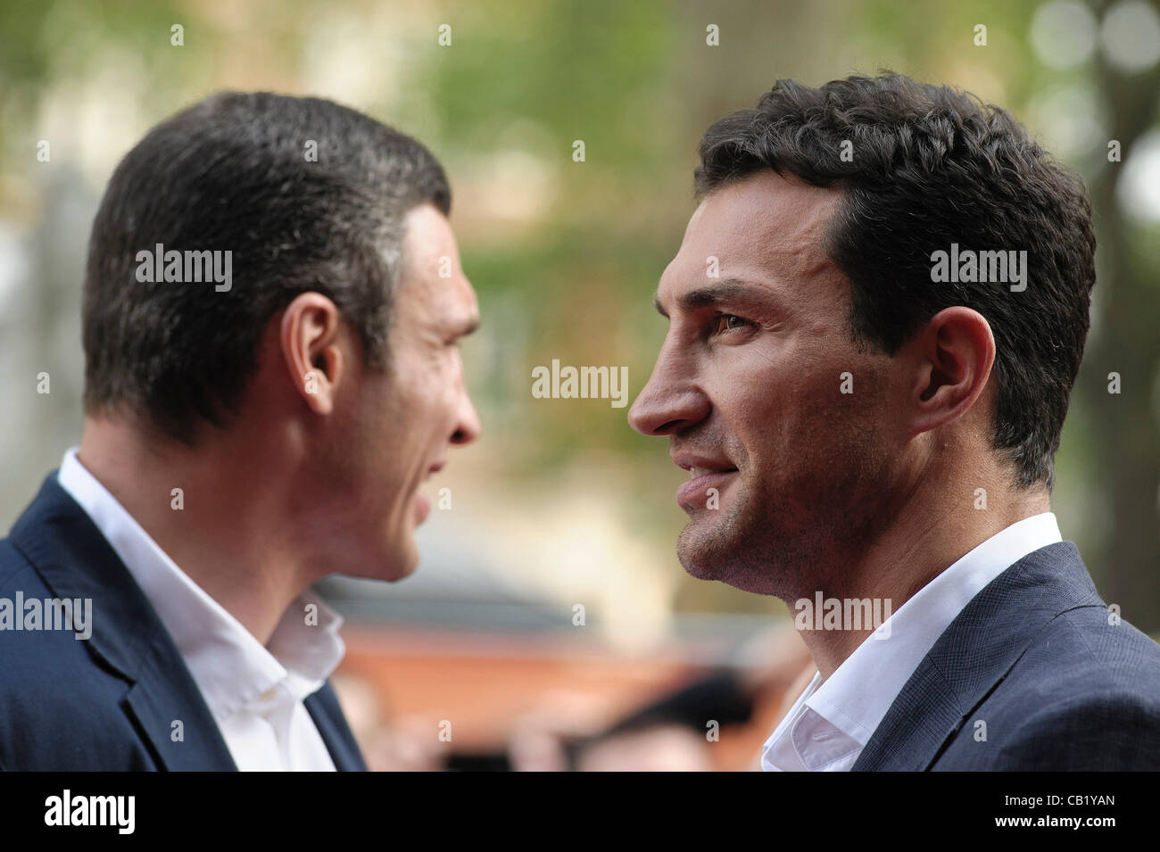 London, UK. KLITSCHKO-UK-Premiere im Empire Leicester Square am 21. Mai 2012. Personen im Bild: Wladimir Klitschko und Vitali Klitschko. Bild von Julie Edwards Stockfoto