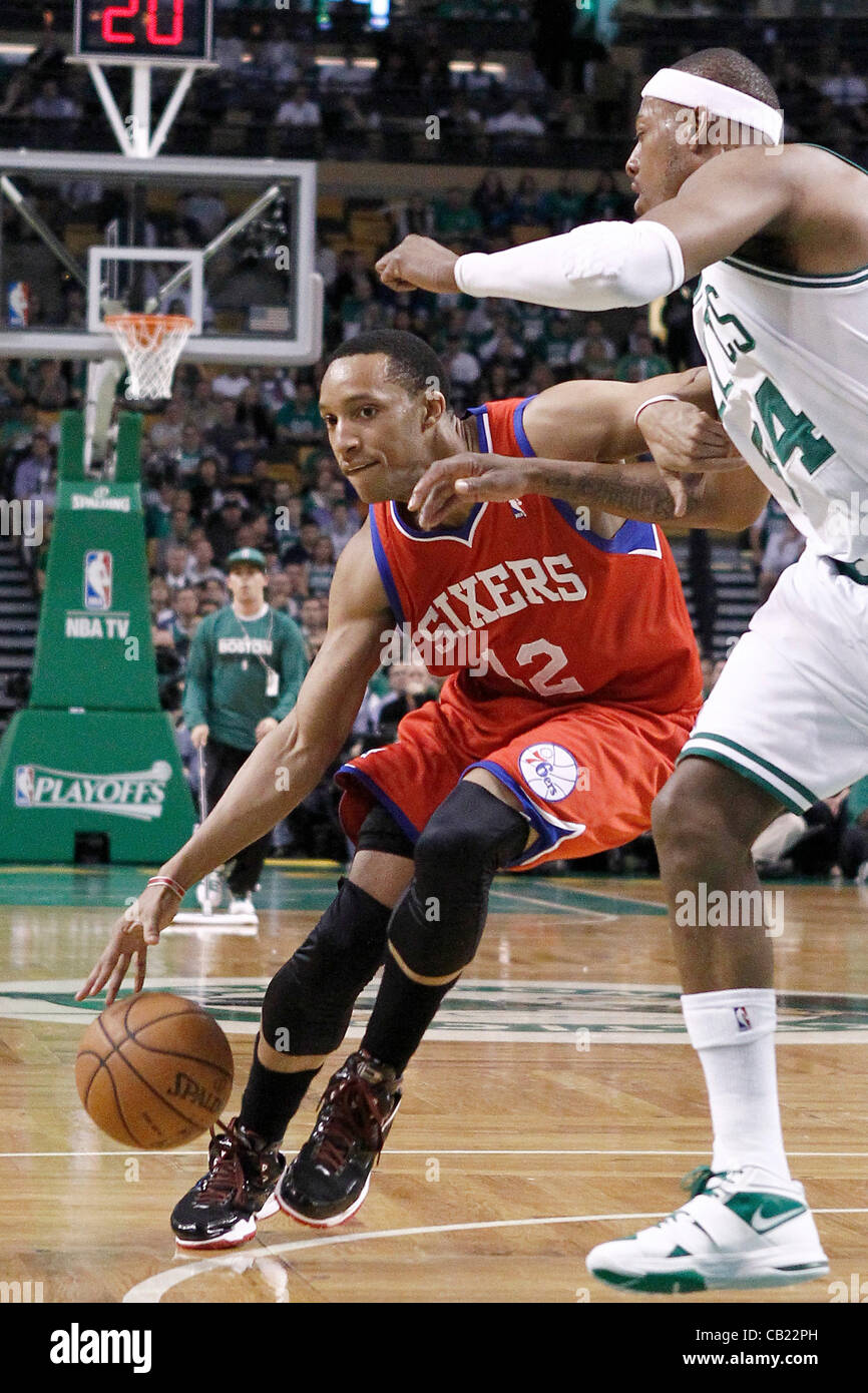 21.05.2012. Boston Massachusetts, USA.  Philadelphia-Sixers shooting Guard Evan Turner (12) Vergangenheit treibt, die Boston Celtics kleine Paul Pierce (34 Forward) bei den Boston Celtics 101-85-Sieg über die Philadelphia Sixer in Spiel 5 der Eastern Conference Halbfinale Playoff-Serie, bei der TD-Banknort Stockfoto