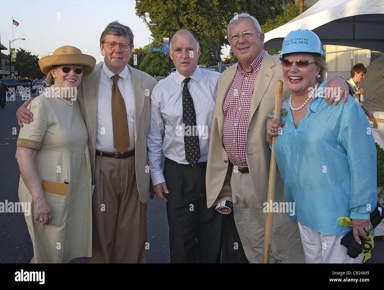 27. April 2004 - Modesto, Kalifornien, USA - Modesto, Kalifornien, 20040427. Foto: Center, aktuelle kalifornische Gouverneur JERRY BROWN, flankiert von pensionierten US-Bundesrichter FRANK C. DAMRELL, JR., seine Frau, LUDY (Cq) DAMRELL, links und rechts, E & J Gallo Winery Co-Chairman ROBERT GALLO und h Stockfoto