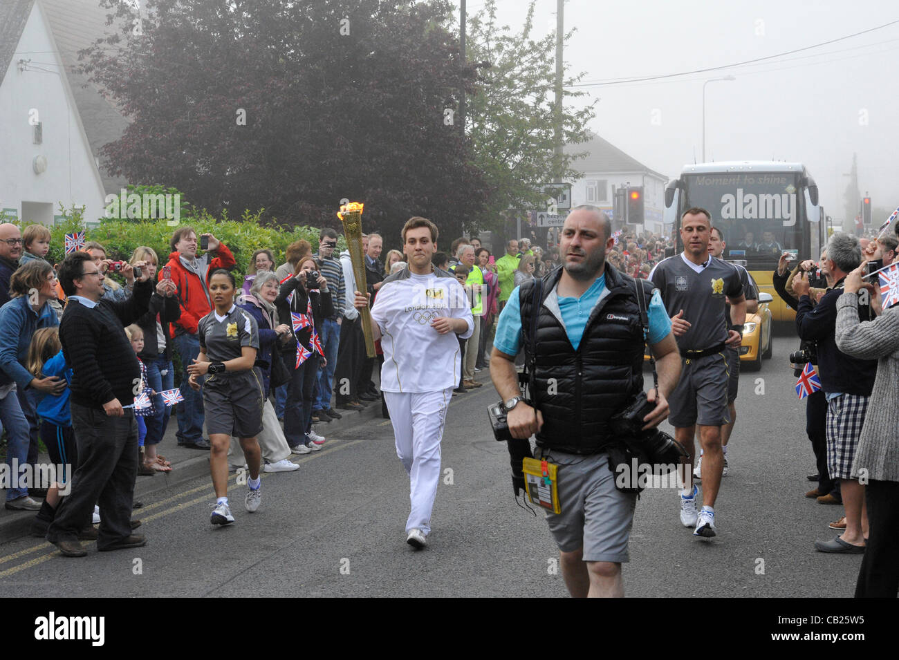 Backwell, UK. 23. Mai 2012 - trägt ein nebliger Start für die Olympische Fackel als Fackelträger, James Bailey (20), die Fackel durch Backwell, North Somerset, am fünften Tag des Relais. Stockfoto