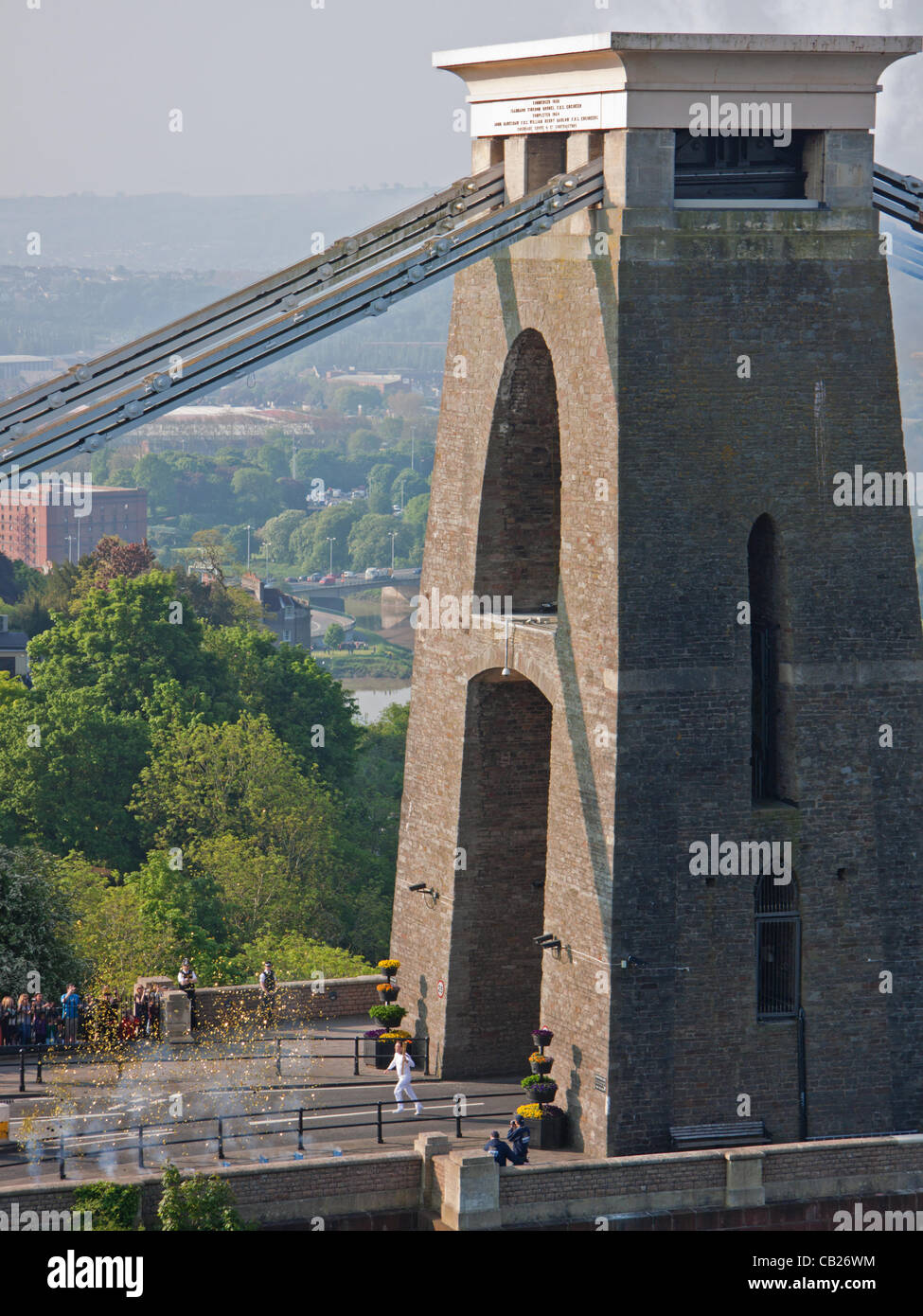 BRISTOL, UK, 23. Mai 2012.  Fackelträger tragen die Olympische Flamme entsteht auf der Bristol-Seite von Brunels Wahrzeichen Clifton Suspension Bridge über die Avon-Schlucht. Dies war die fünfte Etappe des Fackellaufs, die 8.000 Meilen in den 70 Tagen im Vorfeld der Spiele in London 2012 zu decken, wird Stockfoto