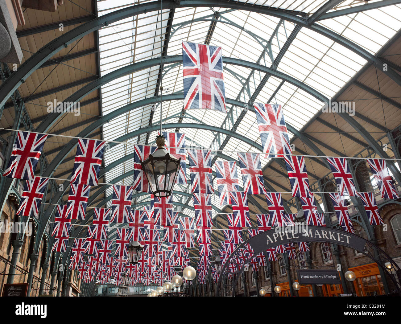 Union Jack-Flaggen in der Apple Markt, Covent Garden, London, UK. Diese Fahnen wurden früh, 23. Mai 2012 gesetzt. Stockfoto