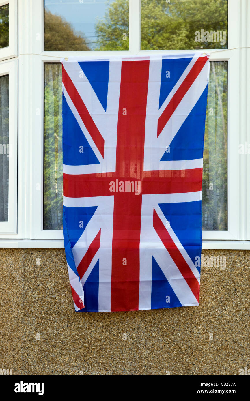 Der Union Jack Flagge schmückt Fenster in Longwell Green, Bristol in Bereitschaft für die Olympischen Spiele und Queens Jubilee. Stockfoto
