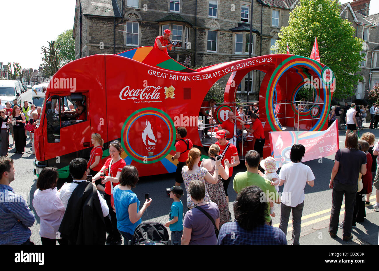 Mittwoch, 23. Mai 2012.  Swindon, Wiltshire, England, UK. Der Coca-Cola-Trainer signalisiert die bevorstehende Ankunft der Olympischen Fackel entlang Bath Road in Swindon, Wiltshire.  Coca-Cola ist einer der Sponsoren der Olympischen Spiele 2012 in London. Stockfoto
