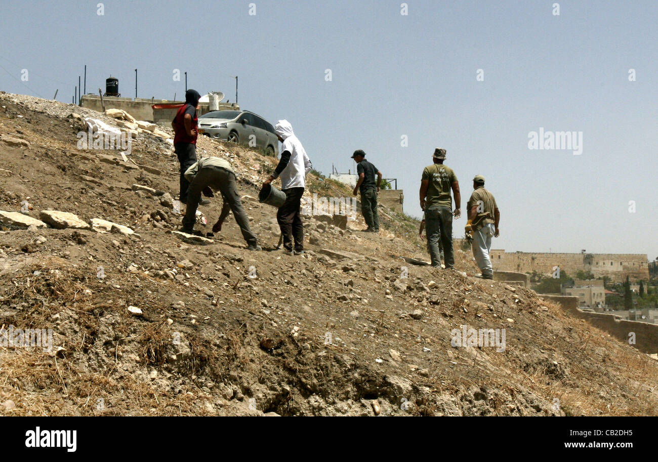 24. Mai 2012 - Jerusalem, Jerusalem, Palästina - Arbeiter bauen gefälschte Gräber an den angeblichen jüdischen Gräbern in einem palästinensischen Gebiet außerhalb Jerusalems um Bereich im Tal Rababa, in Silwan Jerusalems alte Stadt am 24. Mai 2012 judaisieren (Credit-Bild: © Mahfouz Abu Türke/APA Bilder/Z Stockfoto