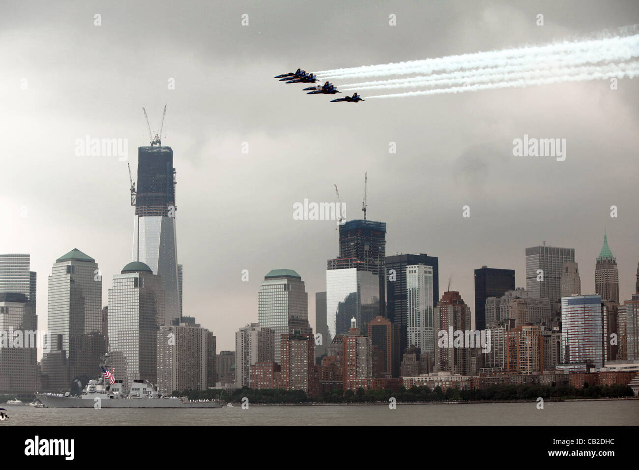 Die US Navy Blue Angels führt ein Überflug von lower Manhattan zu Beginn der Fleet Week 22. Mai 2012 in New York City, New York.  Fleet Week New York 2012 markiert das 25. Jahr feierte die Stadt des Landes Meer Dienstleistungen hat. In diesem Jahr fällt die sieben-Tages-Veranstaltung mit He zum Gedenken an die Bicenten Stockfoto