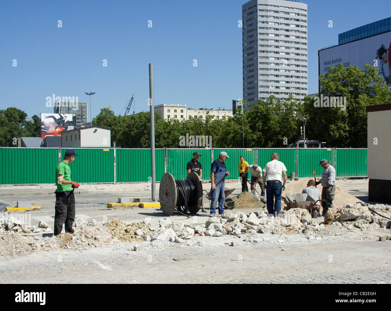 Werke auf Seiten der Fan-Zone für die Euro 2012 vor Palast der Wissenschaft und Kultur in Warschau, Polen. Fan-Zone besetzen etwa 120 000 Quadratmetern und Platz für ca. 100 tausend Fußballfans werden. Donnerstag, 24. Mai 2012 Stockfoto