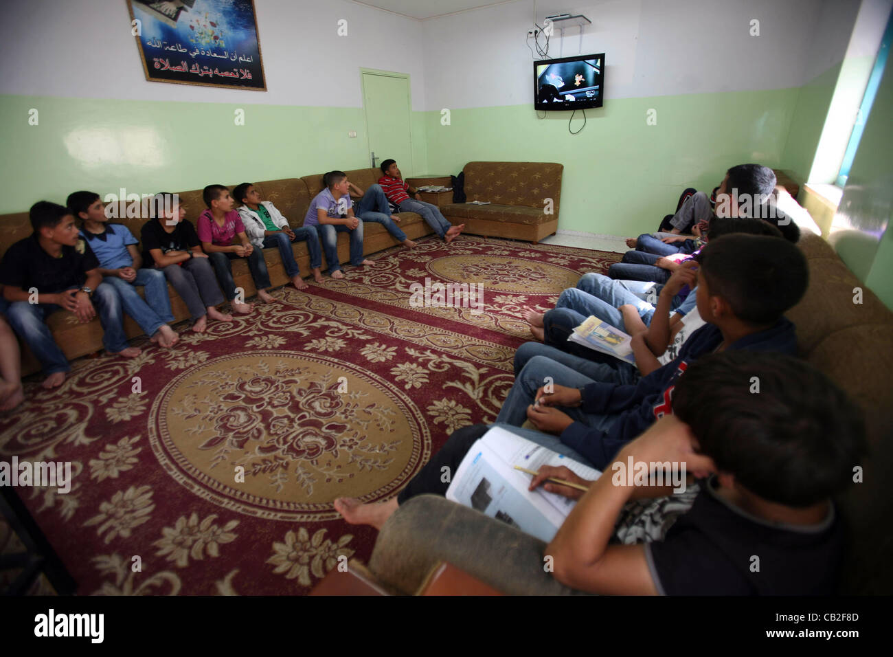 22. Mai 2012 - Hebron, Westjordanland, Palästina - palästinensischen verwaiste Kinder Fernsehen auf verwaiste Haus von Hebron im Westjordanland Stadt Hebron 24. Mai 2012.  Von Hebron verwaiste Haus enthalten etwa 100 Waisenkinder im Alter von 6 bis 18 Jahre alt, und betreut einige der Waisen in ihrem Haus Stockfoto