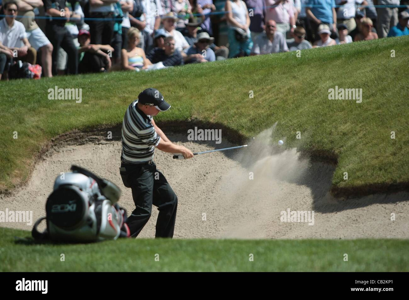 25.05.2012 Wentworth, England. James Morrison (ENG) Chips auf das Grün aus dem Bunker während der BMW PGA Championship, zweite Runde. Stockfoto