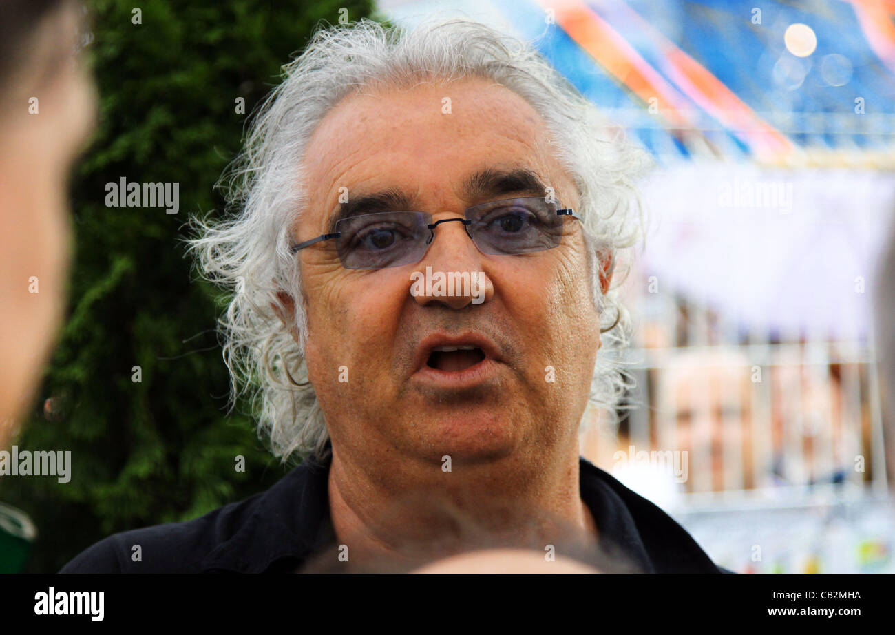 25.05.2012., Monaco.  Der ehemalige Teamchef von Renault, italienische Flavio Briatore, im Gespräch mit Journalisten in der F1-Rennstrecke von Monte Carlo, 25. Mai 2012. Der Grand Prix statt findet am 27. Mai. Stockfoto