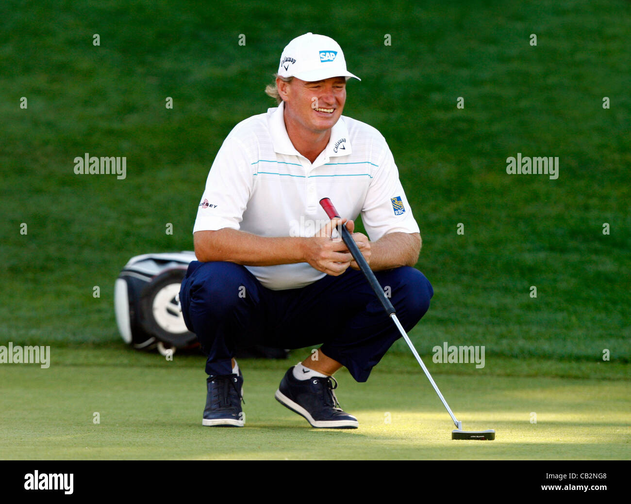 25.05.12 Virginia Wasser, ENGLAND: Ernie Els of South Africa am 18. green in der zweiten Runde der BMW PGA Championship auf dem Westplatz im Wentworth Club am 25. Mai 2012 in Virginia Wasser, England. Stockfoto