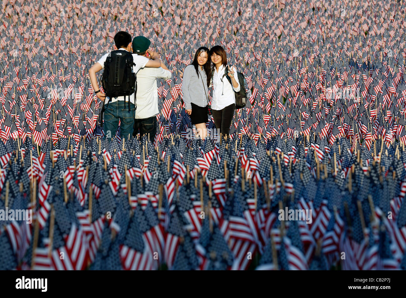 Menschen halten, um ein Foto in einem Feld von Flaggen auf Boston Common in Boston, Massachusetts, zu Beginn des Memorial Day Wochenende in den USA, Freitag, 25. Mai 2012 zu machen. Der Massachusetts militärischen Helden Fonds gepflanzt die 33.000 Flags in Erinnerung an die Massachusetts Soldaten, die in s gestorben Stockfoto