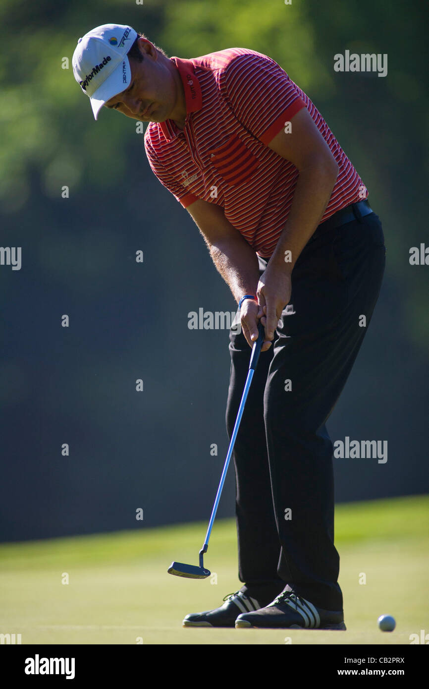 26.05.2012 Wentworth, England. Wir danken Simon KHAN (DEU) während in der dritten Runde der Europäischen Tour BMW PGA Championship spielte bei Wentworth Golf Course obligatorisch im Wettbewerb Mitchell Gunn. Stockfoto