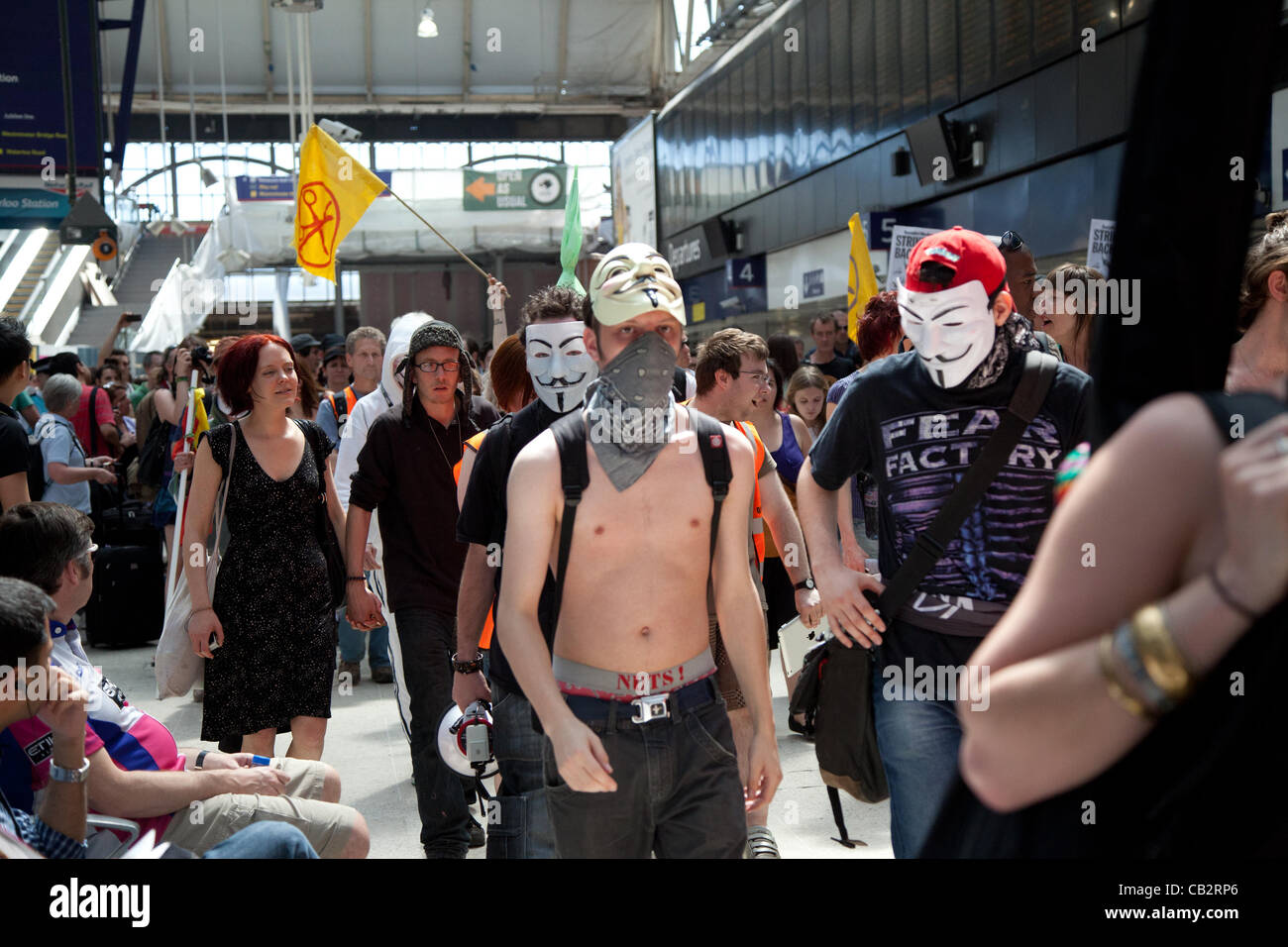 London, UK. 26. Mai 2012 nach dem Sammeln an verschiedenen Orten in central London Demonstranten fanden ihren Weg nach Putney durch den Fang eines Zuges in Waterloo. Ihr Endziel war Cleggs Straße, wo sie versuchten, zu seinem Haus zu bekommen. Stockfoto