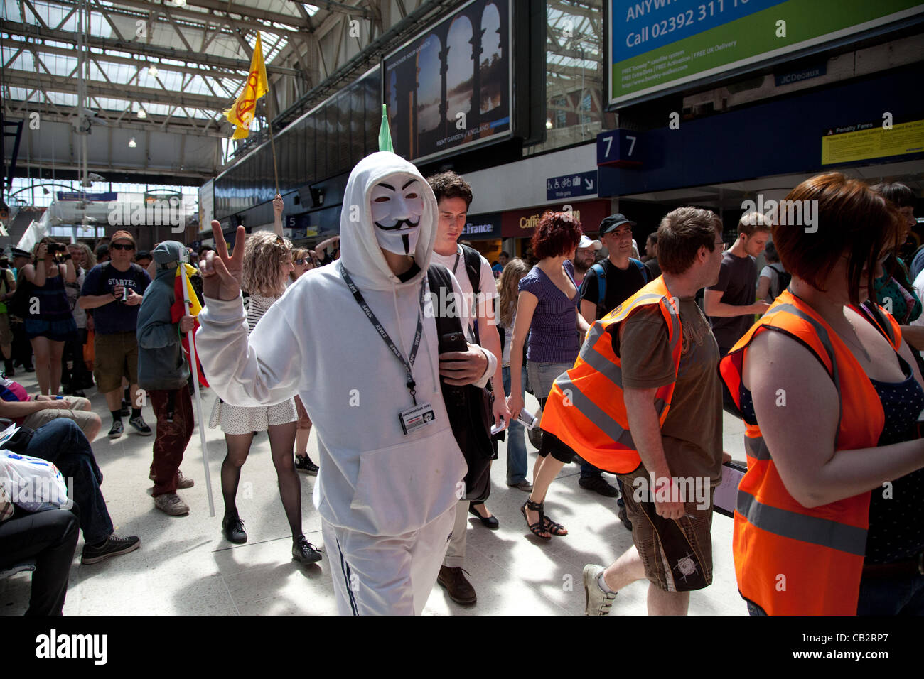 London, UK. 26. Mai 2012 nach dem Sammeln an verschiedenen Orten in central London Demonstranten fanden ihren Weg nach Putney durch den Fang eines Zuges in Waterloo. Ihr Endziel war Cleggs Straße, wo sie versuchten, zu seinem Haus zu bekommen. Stockfoto