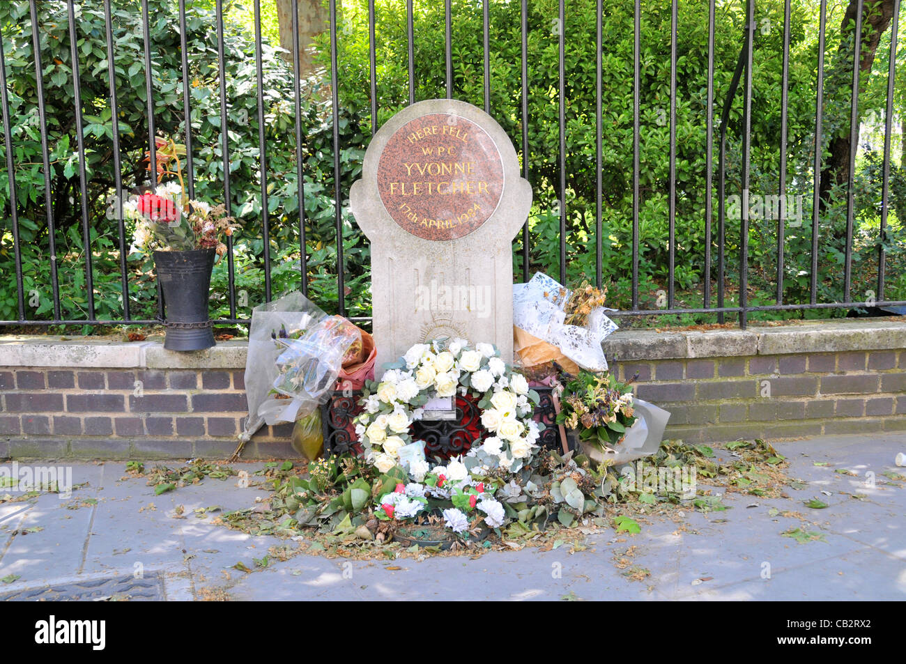 St James Square, London, UK. 26. Mai 2012. Der Gedenkstein für PC Yvonne Fletcher in Str. Jamess Platz wo sie erschossen wurde, mit einem Kranz von libyschen PM Abdurrahim El-Keib gelegt. Stockfoto