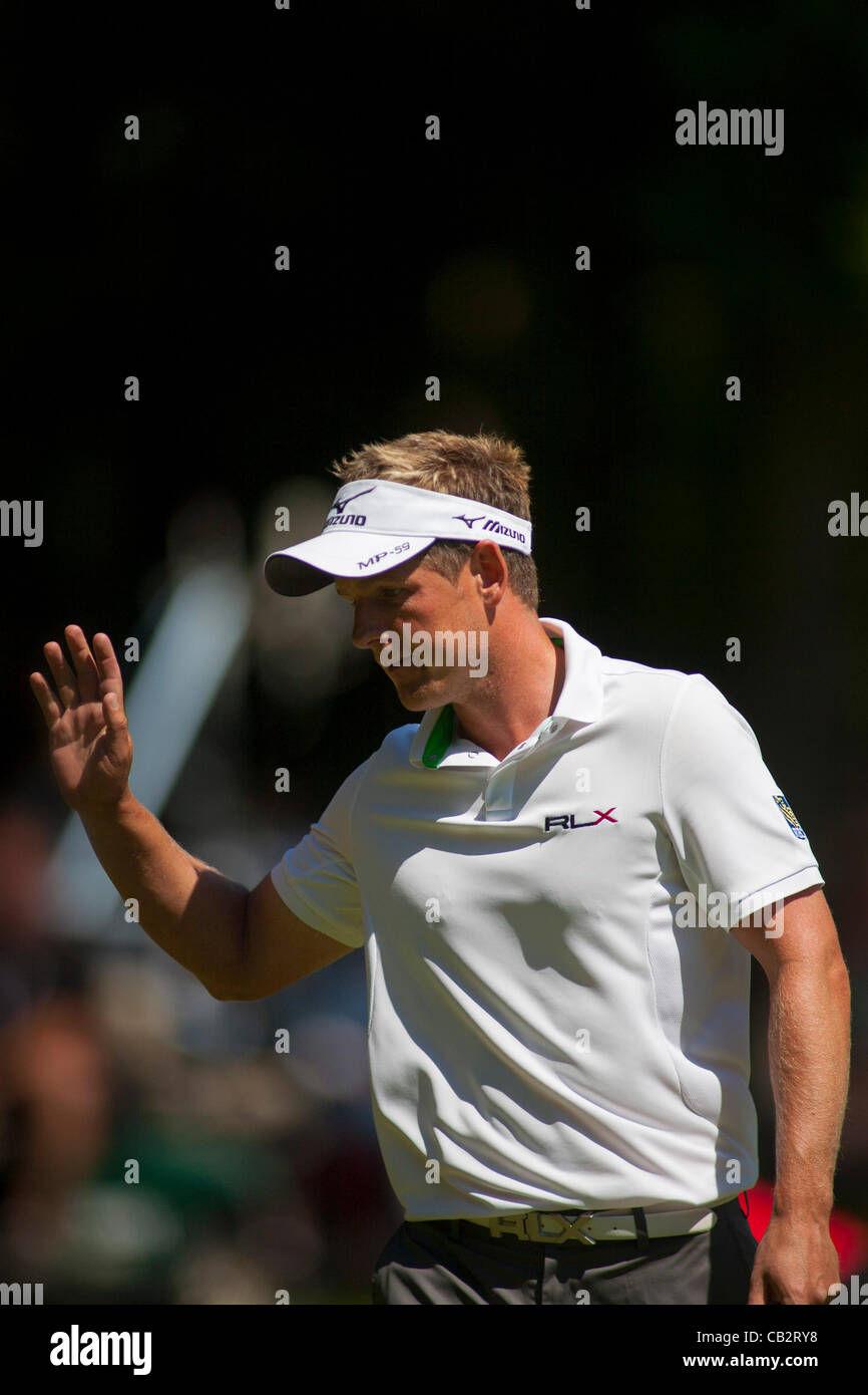 26.05.2012 Wentworth, England. Luke DONALD (ENG) erkennt das Publikum, während im Wettbewerb in der dritten Runde der Europäischen Tour BMW PGA Championship in Wentworth Golf Course obligatorisch Kredit Mitchell Gunn gespielt. Stockfoto