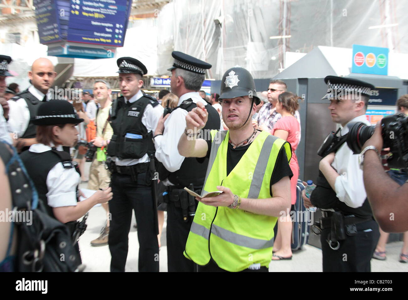 Samstag, 26. Mai 2012 UKUncut Gruppe treffen sich an der Waterloo Station in London vor der Fahrt zum Zielort SW London. Kreditrahmen: Kredit: HOT SHOTS / Alamy Live News Stockfoto