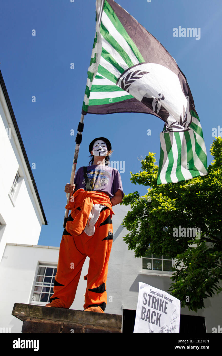 Putney, London, UK. Samstag, 26. Mai 2012. Anonym mit Demonstranten der UK uncut halten eine alternative Straßenfest, über UK Kürzungen und Sparmaßnahmen zu protestieren. Stockfoto