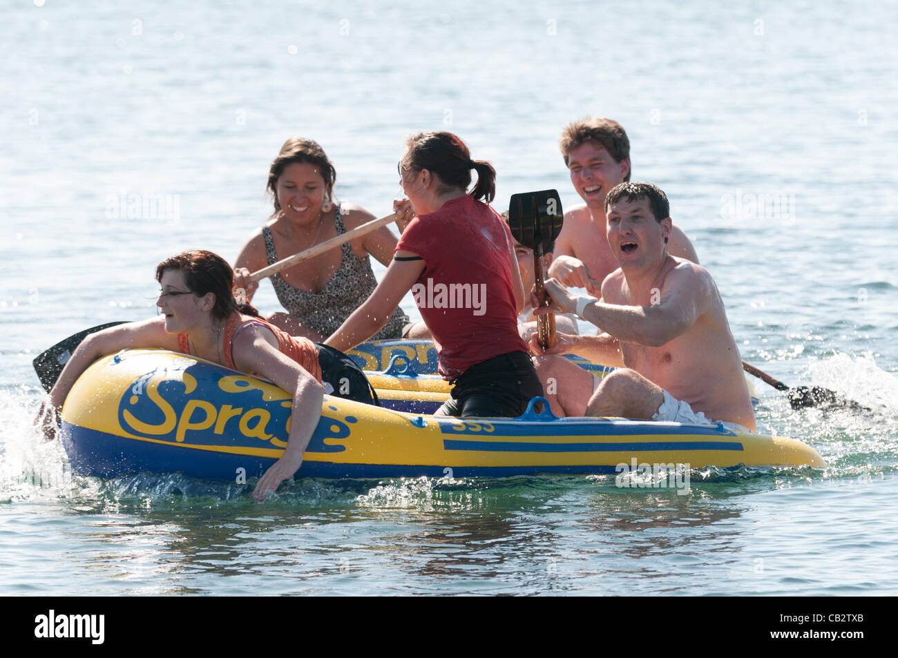 26. Mai 2012: Temperaturen der hohen 20 Grad Celsius erreichen, junge Menschen genießen die heiße, sonnige Wetter im Meer und am Strand.  Aberystwyth, Ceredigion Wales UK. Bildnachweis: Keith Morris / Alamy Live News Stockfoto