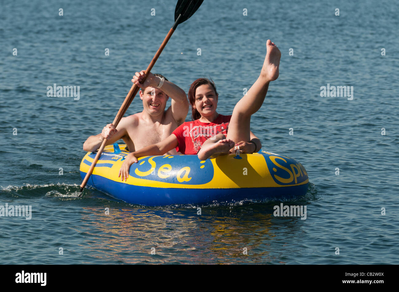 26. Mai 2012: Temperaturen der hohen 20 Grad Celsius erreichen, junge Menschen genießen die heiße, sonnige Wetter im Meer und am Strand.  Aberystwyth, Ceredigion Wales UK. Bildnachweis: Keith Morris / Alamy Live News Stockfoto