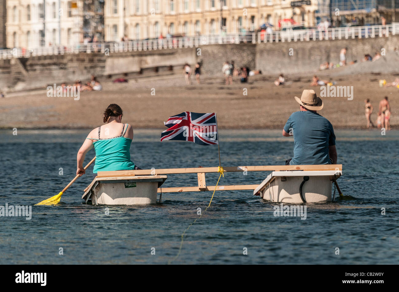 26. Mai 2012: Temperaturen der hohen 20 Grad Celsius erreichen, junge Menschen genießen die heiße, sonnige Wetter im Meer und am Strand.  Aberystwyth, Ceredigion Wales UK. Bildnachweis: Keith Morris / Alamy Live News Stockfoto