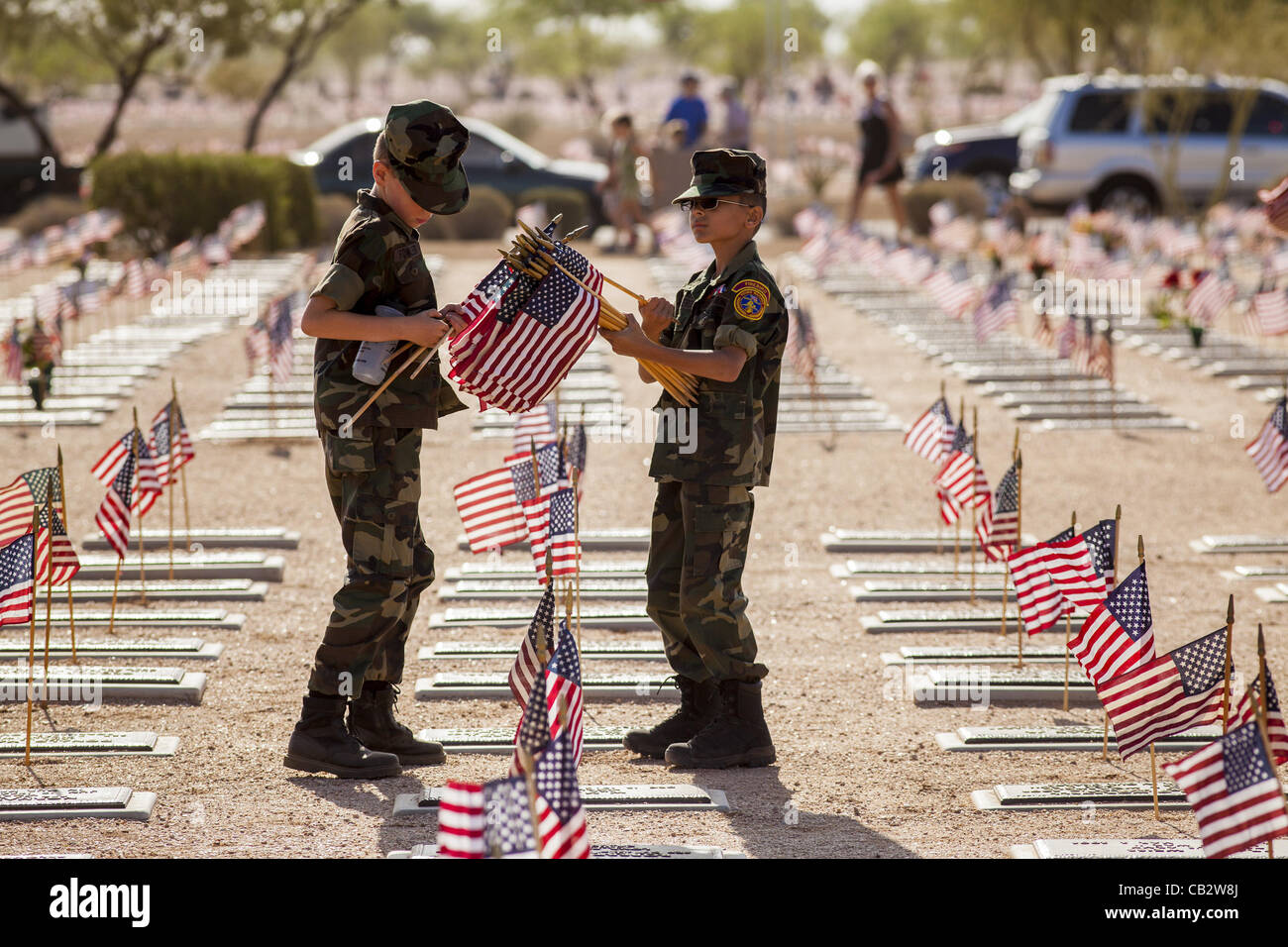 26. Mai 2012 Mitglieder der Firebirds Young Marines legen amerikanische Flaggen auf Veterans Grab auf der National Memorial Cemetery in Phoenix, AZ. Kreditlinie: Credit: ZUMA Press, Inc. / Alamy Live News Stockfoto
