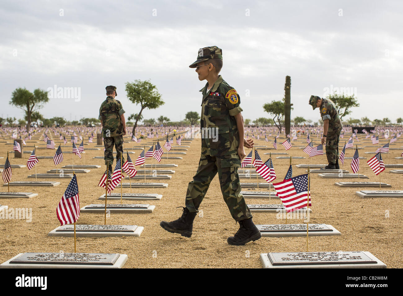 26. Mai 2012 Mitglieder der Firebirds Young Marines legen amerikanische Flaggen auf Veterans Grab auf der National Memorial Cemetery in Phoenix, AZ. Kreditlinie: Credit: ZUMA Press, Inc. / Alamy Live News Stockfoto