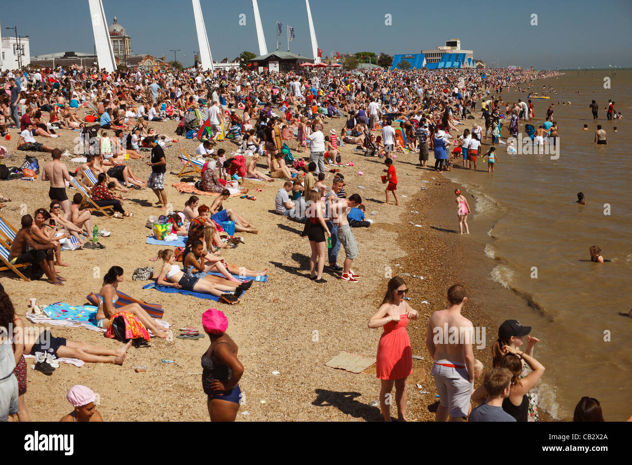 Southend on Sea, Vereinigtes Königreich. Riesige Menschenmengen versammeln sich unter sonnigen blauen Himmel am Strand von Southend on Sea, einem der größten freien Festivals in Europa s zu sehen. Stockfoto