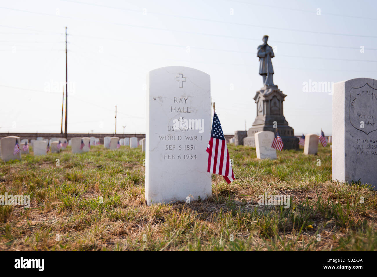 Fahnen schmücken den Kopf Steinen der Vereinigten Staaten Soldaten auf dem Riverside Cemetery in Denver, Colorado am 26. Mai 2012.  Studenten von der Ziel-Akademie-Charter-Schule platziert Fahnen in der Nähe der Grabsteine von Soldaten begraben auf dem Friedhof zu Ehren des Memorial Day. Stockfoto