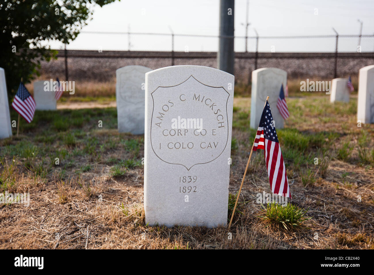 Fahnen schmücken den Kopf Steinen der Vereinigten Staaten Soldaten auf dem Riverside Cemetery in Denver, Colorado am 26. Mai 2012.  Studenten von der Ziel-Akademie-Charter-Schule platziert Fahnen in der Nähe der Grabsteine von Soldaten begraben auf dem Friedhof zu Ehren des Memorial Day. Stockfoto