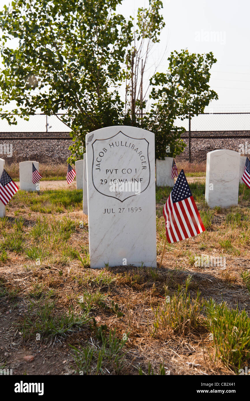 Fahnen schmücken den Kopf Steinen der Vereinigten Staaten Soldaten auf dem Riverside Cemetery in Denver, Colorado am 26. Mai 2012.  Studenten von der Ziel-Akademie-Charter-Schule platziert Fahnen in der Nähe der Grabsteine von Soldaten begraben auf dem Friedhof zu Ehren des Memorial Day. Stockfoto