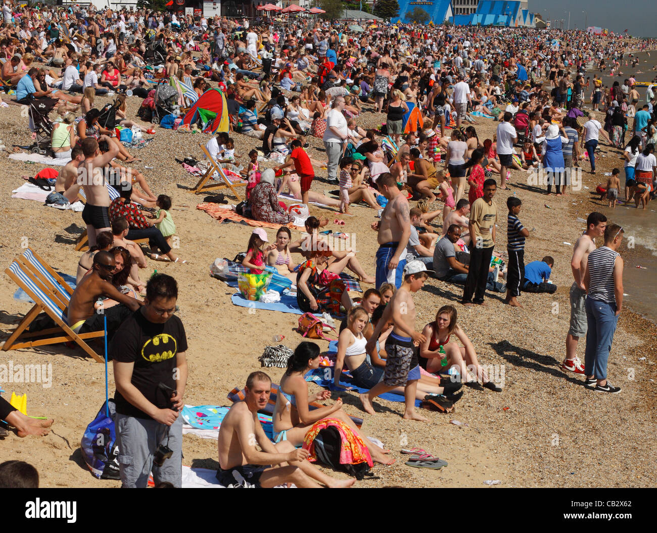 Southend, Essex, Großbritannien. Riesige Menschenmassen versammeln sich unter sonnigen blauen Himmel am Strand in Southend on Sea, um eines der größten Freiluftfestivals Europas zu sehen. Stockfoto