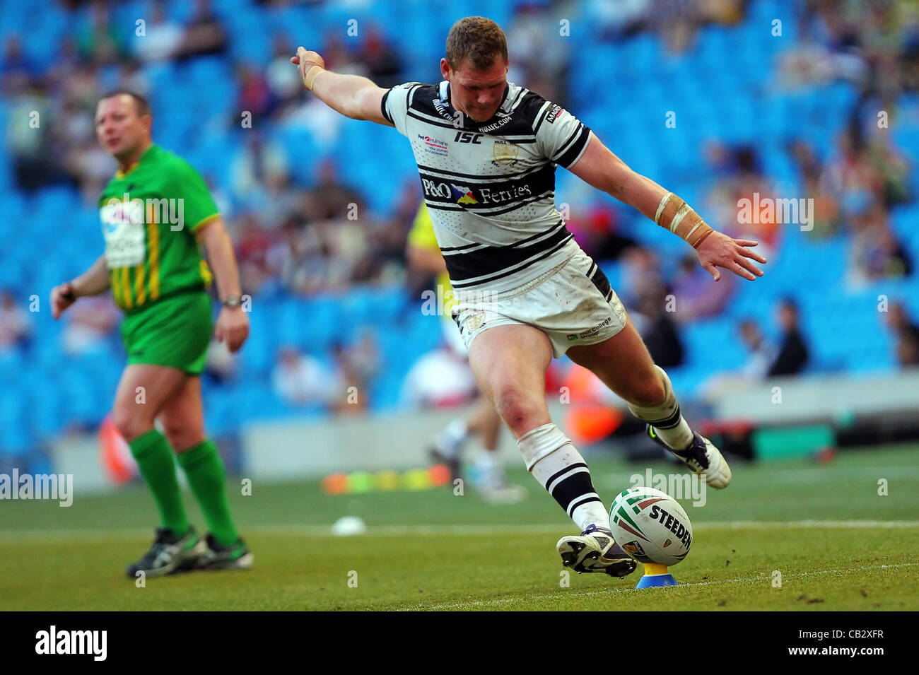 26.05.2012 Manchester, England. Hull Kingston Rovers V Hull FC. Hull FC zweite Zeile Danny Tickle tritt eine Strafe am Wochenende Stobart Super League Rugby Magie von Etihad Stadium Stockfoto