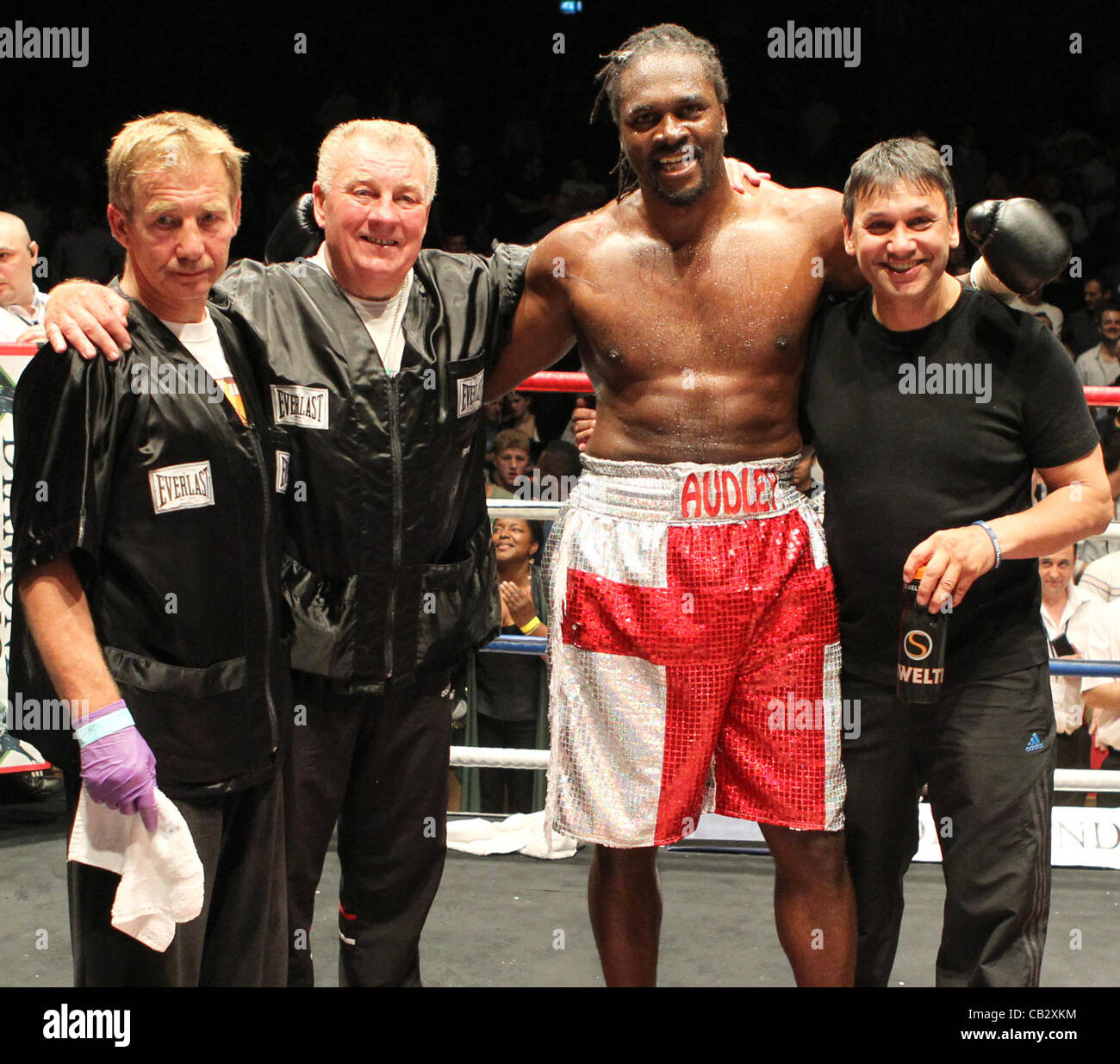 26.05.2012. Brentwood, Essex, England.  Audley Harrison präsentiert stolz seine neue International Masters-Gürtel nach dem Sieg über Ali Adams. Audley Harrison V Ali Adams.  Heavyweight Championship Boxing Kampf aus der Brentwood Centre in Essex. Stockfoto