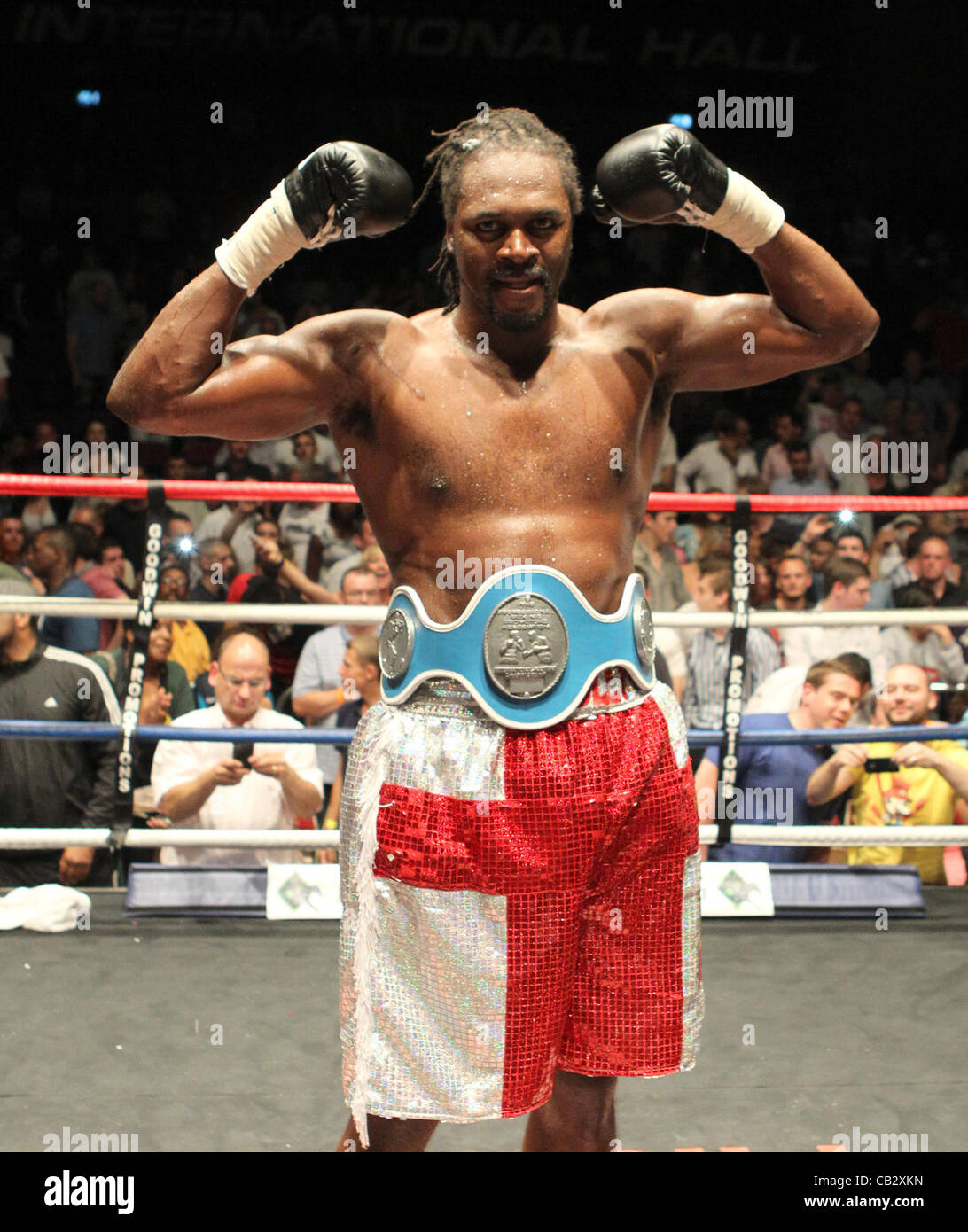 26.05.2012. Brentwood, Essex, England.  Audley Harrison präsentiert stolz seine neue International Masters-Gürtel nach dem Sieg über Ali Adams. Audley Harrison V Ali Adams. Heavyweight Championship Boxing Kampf aus der Brentwood Centre in Essex. Stockfoto