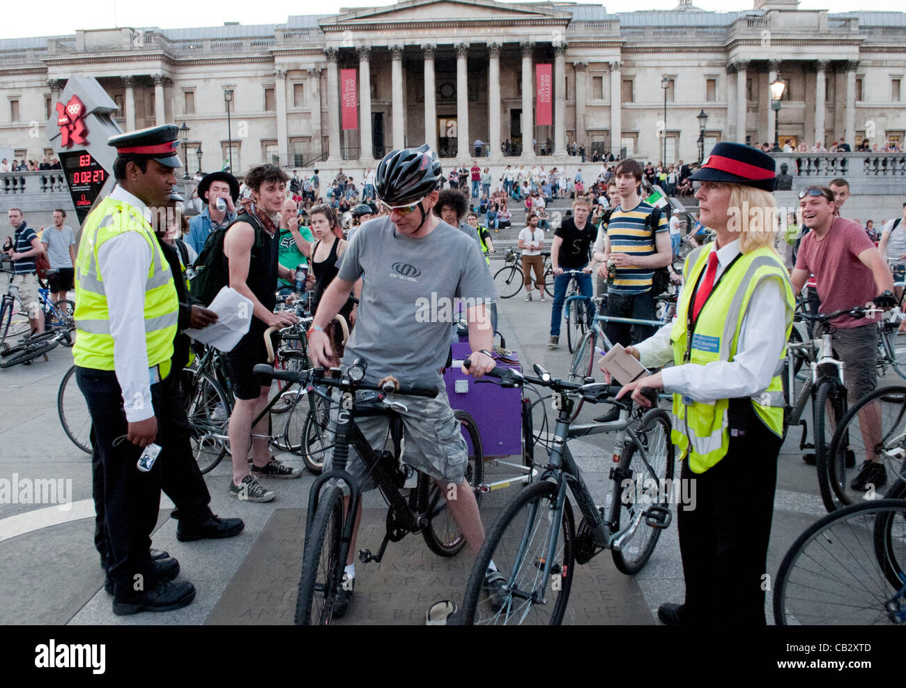 London, UK. 25.05.12. Erbe-Wächter versuchen, ein Fahrrad vom Trafalgar Square entfernt, als "Masse" Radfahrer Protest im Zentrum von London zu entfernen. Stockfoto