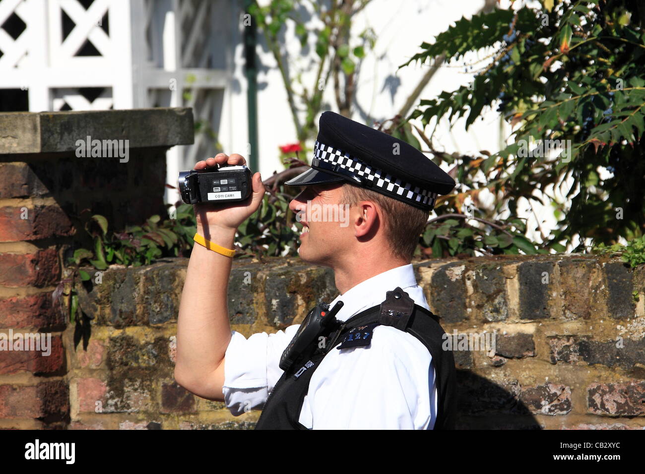 Samstag, 26. Mai 2012 Polizei UKUncut Videogruppe in Putney nach ihren Street Party. Kreditrahmen: Kredit: HOT SHOTS / Alamy Live News Stockfoto