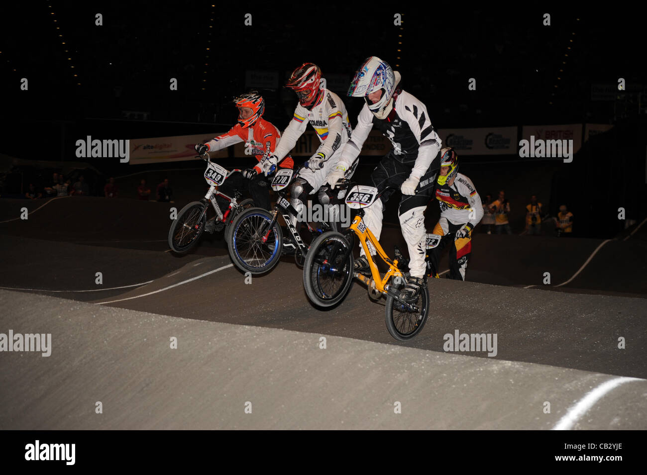 26.05.2012. England, Birmingham, National Indoor Arena. UCI-BMX-Weltmeisterschaft. Trent JONES (New Zealand) und David Alfonso GRANADO LOPERA (Kolumbien) in Aktion während Junior Herren Finale. Stockfoto