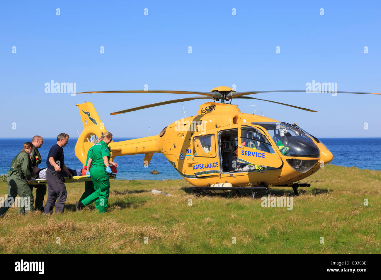 Durness, Sutherland, Schottland, Großbritannien. 26. Mai 2012. Hubschrauber Krankenwagen Sanitäter retten eine Frau mit einem verletzten Knöchel auf der abgelegenen North West Highlands Küste. Stockfoto