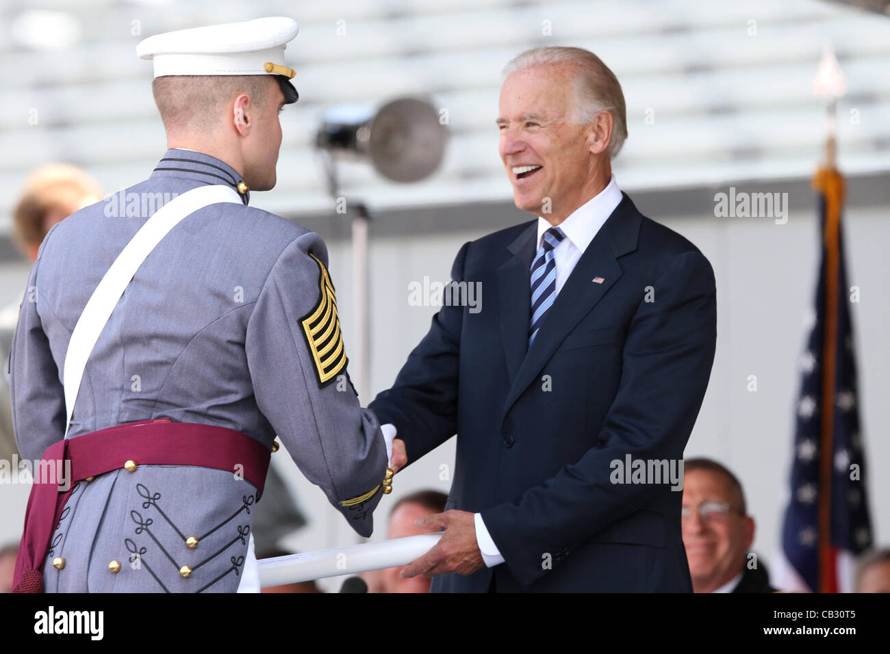 Abschlussklasse Kadett aus der US-Militärakademie Klasse 2012 erhält sein Diplom von Vize-Präsident Joe Biden während Zeremonien 26. Mai 2012 in West Point, New York. Biden aufs neueste Offiziere die Eröffnungsrede. Stockfoto