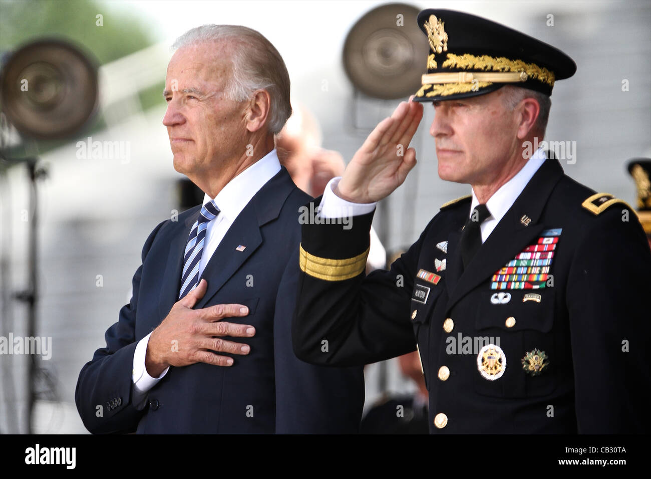 Vize-Präsident Joe Biden steht für das Versprechen mit Superintendent Lieutenant General David Holmes Huntoon Jr. bei Abschlussfeiern an der US Military Academy 26. Mai 2012 in West Point, New York. Biden aufs neueste Offiziere die Eröffnungsrede. Stockfoto