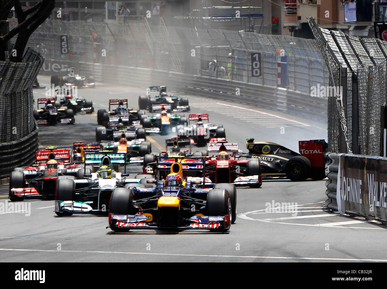 27.05.2012. Monaco Monte Carlo, F1 Grand Prix Motorsport: FIA Formula One World Championship 2012, Grand Prix von Monaco, Absturz von #10 Romain Grosjean (FRA, Lotus F1 Team) beim Start an der Front: #2 Mark Webber (AUS, Red Bull Racing), #8 Nico Rosberg (GER, Mercedes AMG Petronas F1 Team) Stockfoto