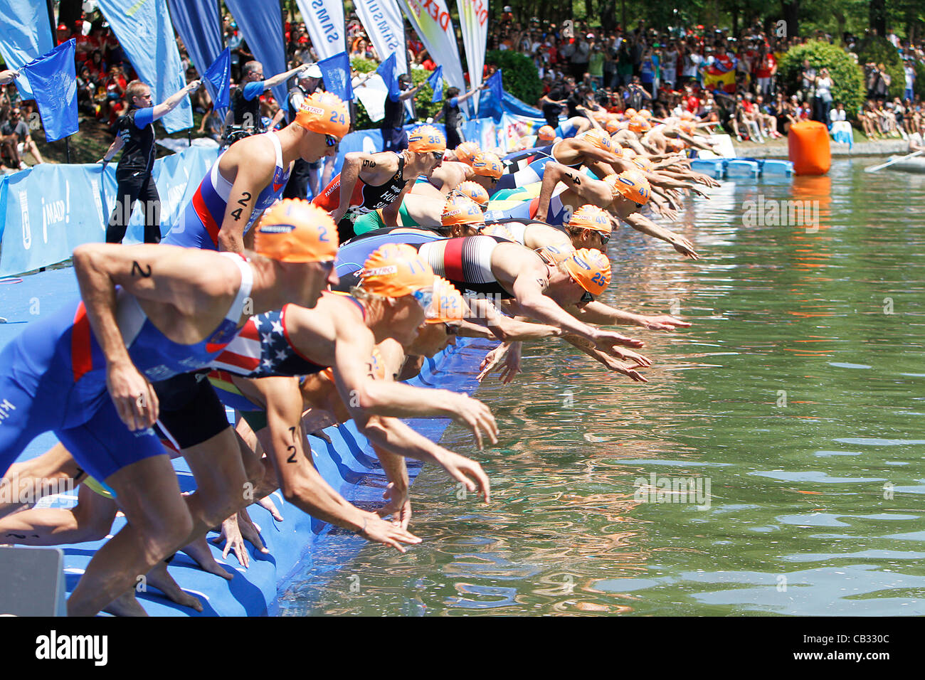 ITU Triathlon World Series MAdrid - Campeonato del Mundo de Triatlon; Männer Elite Serie Test - 27.05.2012 - Athleten ins Wasser springen Stockfoto